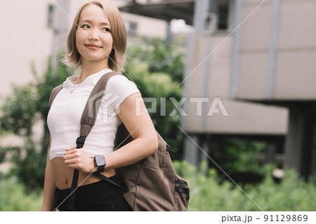 金髪のヘルシーな20代日本人女性・Y2Kファッション 金髪のヘルシーな20代日本人女性・Y2Kファッション 91129869