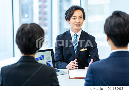 営業するビジネスマン 営業するビジネスマン 91130054