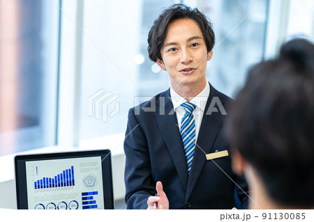 営業するビジネスマン 営業するビジネスマン 91130085