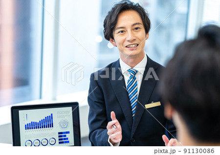 営業するビジネスマン 91130086