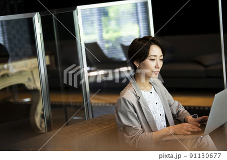 ビジネス　女性　オフィス　ノートパソコン 91130677