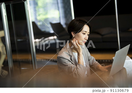 ビジネス　女性　オフィス　ノートパソコン 91130679