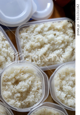 保存容器に小分けに入れた炊き立ての押し麦入りご飯 保存容器に小分けに入れた炊き立ての押し麦入りご飯 91131182