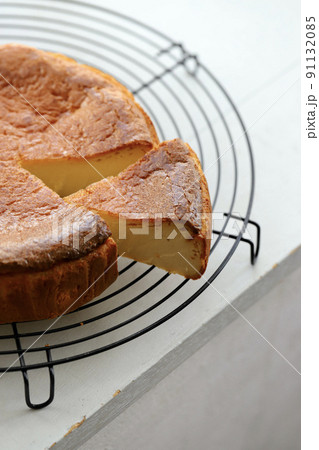 米粉のベイクドチーズケーキ　グルテンフリーの手作りケーキ 91132085