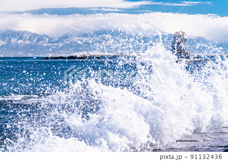 《富山県》冬の雨晴海岸・女岩と立山連峰 91132436