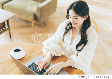 自宅でパソコンを使う女性 91132453