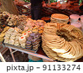 甘いお菓子も種類が豊富 91133274