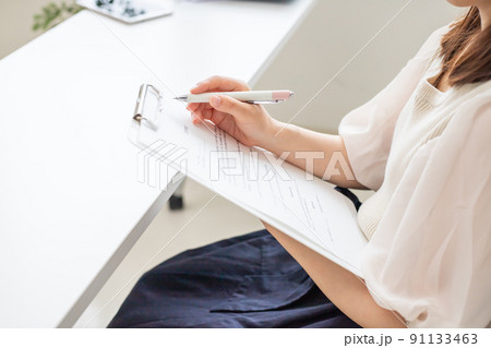 .契約書の内容を審査、サインをする女性 .契約書の内容を審査、サインをする女性 91133463