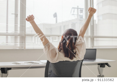 デスクワーク仕が終わって解放感を感じている女性 91133562