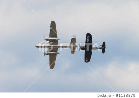 B-25Jミッチェル爆撃機を援護するF4U-4コルセア艦上戦闘機 B-25Jミッチェル爆撃機を援護するF4U-4コルセア艦上戦闘機 91133879