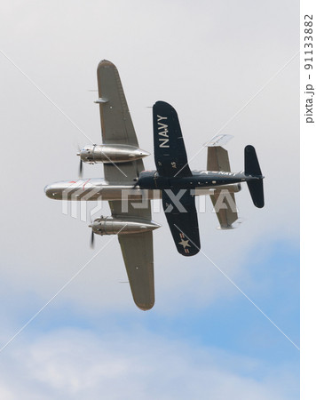 B-25Jミッチェル爆撃機を援護するF4U-4コルセア艦上戦闘機 B-25Jミッチェル爆撃機を援護するF4U-4コルセア艦上戦闘機 91133882