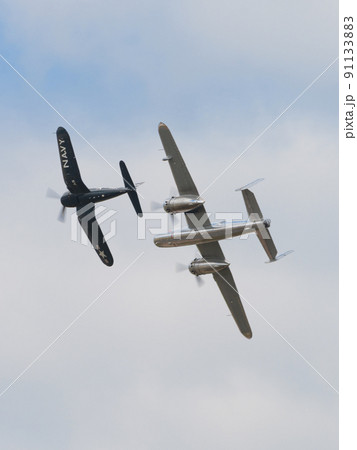 B-25Jミッチェル爆撃機を援護するF4U-4コルセア艦上戦闘機 91133883