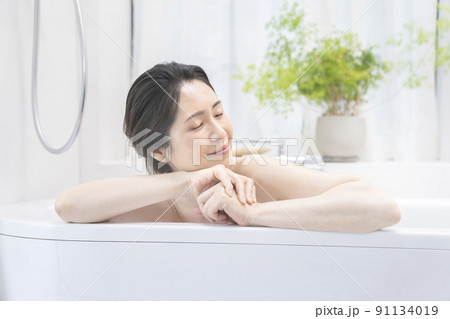 バスタイム アラフィフの女性 バスタイム アラフィフの女性 91134019