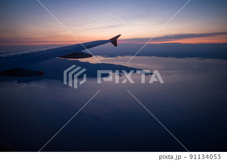 飛行機から見る夕焼け　高松空港へ着陸する 91134055