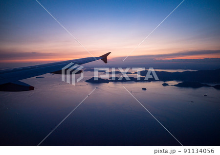 飛行機から見る夕焼け　高松空港へ着陸する 91134056