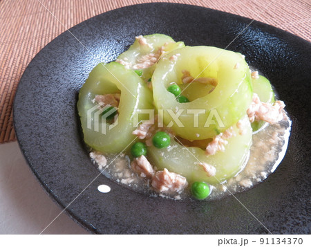 加賀太きゅうりに鶏肉とうすいエンドウのあんをかけて 加賀太きゅうりに鶏肉とうすいエンドウのあんをかけて 91134370