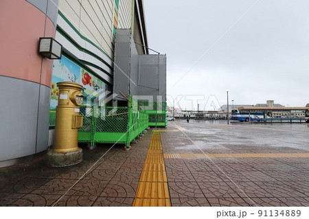 宮城　大崎　丸ポストのある風景（JR古川駅前　豊饒の黄金ポスト） 91134889