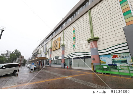 宮城　大崎　丸ポストのある風景（JR古川駅前　豊饒の黄金ポスト） 91134896