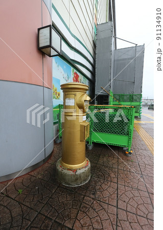 宮城　大崎　丸ポストのある風景（JR古川駅前　豊饒の黄金ポスト） 91134910