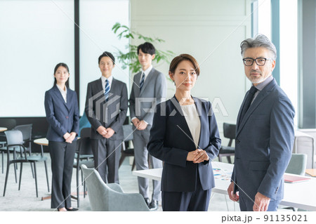 笑顔のビジネスマン（ビジネス・複数人・オフィス） 91135021