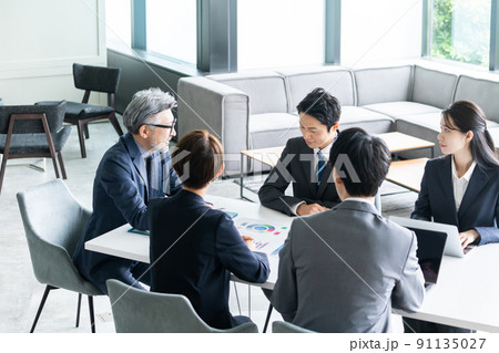 会議をするビジネスマン（ビジネス・複数人・オフィス・ミーティング） 91135027