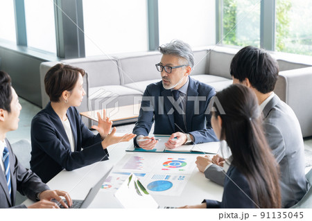 会議をするビジネスマン(ビジネス・複数人・オフィス・ミーティング) 会議をするビジネスマン(ビジネス・複数人・オフィス・ミーティング) 91135045