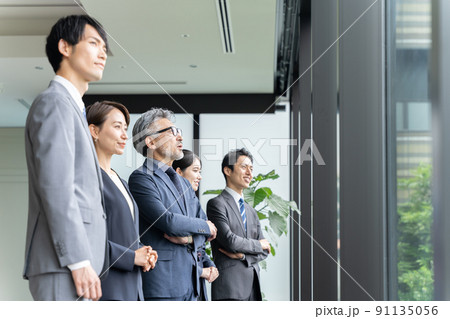窓の外を眺めるビジネスマン(ビジネス・複数人・オフィス) 窓の外を眺めるビジネスマン(ビジネス・複数人・オフィス) 91135056