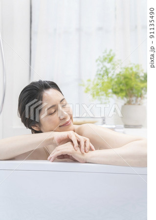 バスタイム　アラフィフの女性 91135490