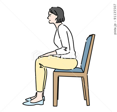 間違った姿勢で椅子に座っている女性 91135507