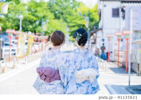 夏祭りに向かう浴衣の後ろ姿 91135631