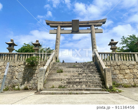 境内から鳥居の向こうに海がみえる絶景の伊和都比売神社 91136456