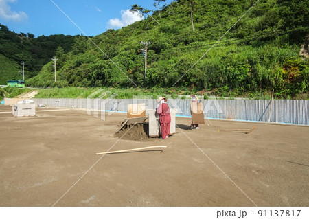 塩田で作業する雇い人さん 塩田で作業する雇い人さん 91137817