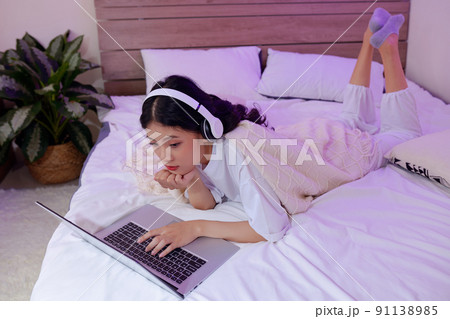 Girl in Watching Music Videos Girl in Watching Music Videos 91138985