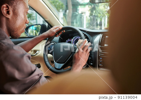 Driver Cleaning Steering Wheel 91139004