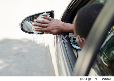 Driver Cleaning Back View Mirror 91139008