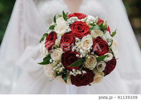 Bouquet of flowers in the hand of the bride 91139109