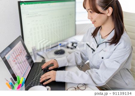 工事工程表を作成する女性一級建築士　工事監理 91139134