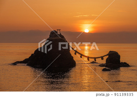伊勢二見浦　夫婦岩からの日の出 91139335