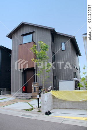 グレーの細割ボーダータイル張りのシックな落ち着いた高級感のある切妻屋根のスタイシッリュモダンな邸宅 91139557