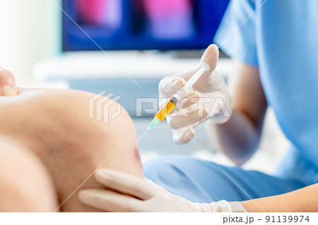 doctor make injection in knee 91139974