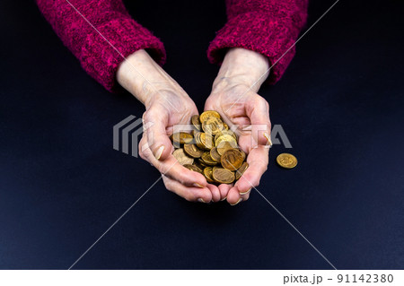 coins in the hands of a pensioner 91142380