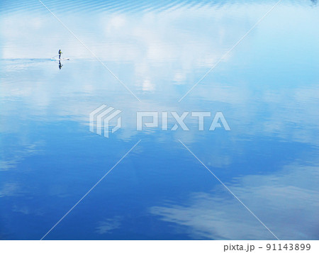鏡面のような風景 91143899