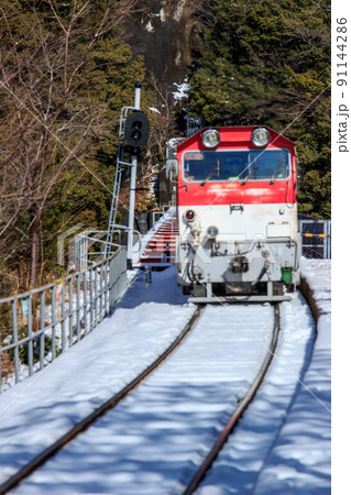 大井川鐡道井川線あぷといちしろ、長島ダム間の急こう配を客車をけん引する電気機関車 大井川鐡道井川線あぷといちしろ、長島ダム間の急こう配を客車をけん引する電気機関車 91144286