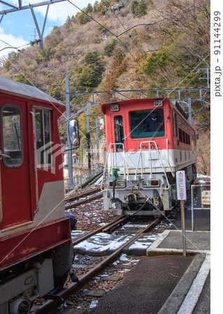 大井川鐡道井川線あぷといちしろ、長島ダム間の急こう配を客車をけん引する電気機関車 大井川鐡道井川線あぷといちしろ、長島ダム間の急こう配を客車をけん引する電気機関車 91144299