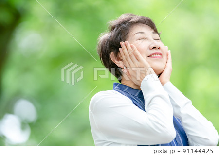 ビューティーイメージ    新緑　女性 91144425