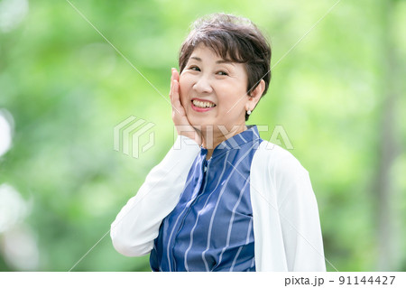 ビューティーイメージ    新緑　女性 91144427