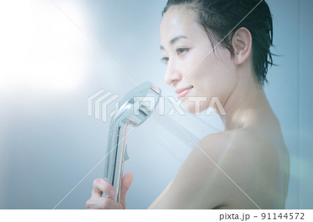 お風呂　シャワー　シャンプー　 91144572