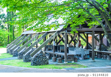 木と石でできた野外の炊事場 91144810