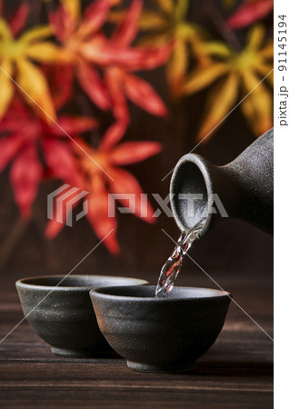 日本酒をお酌しているイメージ 秋 日本酒をお酌しているイメージ 秋 91145194