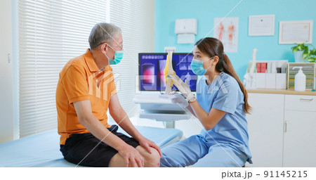 doctor show knee joint model doctor show knee joint model 91145215